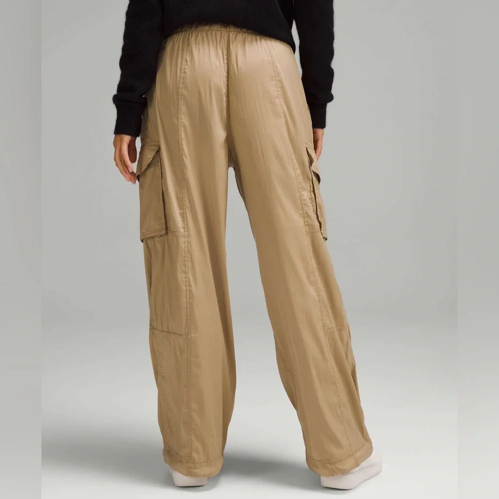 Lululemon Lightweight Adjustable Mid-Rise Cargo Pant in Filbert Tan Size Large - Picture 2 of 16